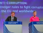 Margaritis Schinas e Ylva Johansson en la presentaci&oacute;n de las medidas para luchar contra la corrupci&oacute;n en la UE.