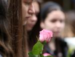 Flores para el recuerdo de los compañeros asesinados en la escuela de Belgrado