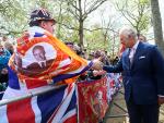 El rey Carlos III saluda a ciudadanos cerca del Palacio de Buckingham.