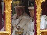 Los reyes Carlos III y Camila saludan y sonr&iacute;en desde la carroza dorada de Estado tras la ceremonia de coronaci&oacute;n.