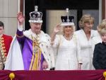 Carlos III y Camila han salido al balc&oacute;n de Buckingham para saludar a la multitud congregada.