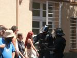 Agentes de la Brimo se llevan a una manifestante que trataba de impedir un desahucio.