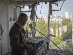 El alcalde de Kiev, Vitali Klitschko, en el edificio de apartamentos da&ntilde;ado por el dron.