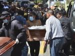 Los familiares de los mineros muertos llevan ata&uacute;des vac&iacute;os mientras se preparan para recibir sus cuerpos en la morgue de la ciudad de Arequipa, Per&uacute;, el lunes 8 de mayo de 2023.