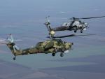 Dos helic&oacute;pteros de la Fuerza Aeroespacial rusa en unas maniobras en territorio ruso.