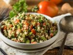 Ensalada saludable de quinoa tabouli org&aacute;nica
