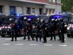 Mossos d'Esquadra despliegan un cord&oacute;n policial frente a edificios okupados de Barcelona
