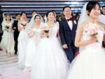 Noventa y nueve ex alumnos de la Universidad Oce&aacute;nica de China celebran una ceremonia de boda en grupo en Qingdao, provincia de Shandong, China, el 8 de abril de 2023.