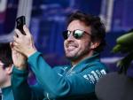 Fernando Alonso grabando con su m&oacute;vil.