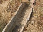 Imagen de una acequia sin agua de un arrozal en el Delta del Ebro.