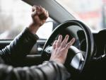 Imagen de un hombre golpeando el volante como señal de frustración