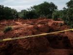 Agujeros excavados tras la exhumaci&oacute;n de cad&aacute;veres en la fosa com&uacute;n de Shakahola, a las afueras de la ciudad costera de Malindi.