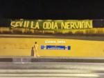 Pancarta con &quot;Sevilla odia Nervi&oacute;n&quot; y un mu&ntilde;eco colgando.