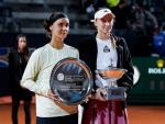 Elena Rybakina y Anhelina Kalinina posando con sus trofeos del Masters de Roma.