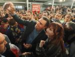 El secretario general del PSOE y presidente del Gobierno, Pedro S&aacute;nchez, se fotograf&iacute;a con simpatizantes socialistas durante un acto de campa&ntilde;a el 21 de mayo de 2023 en Valladolid.