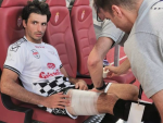 Carlos Sainz reposa con un aparatoso vendaje en la pierna tras el partido.