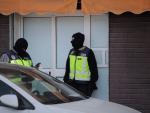 Dos agentes de la Polic&iacute;a Nacional, practicando un registro en un domicilio de Melilla.