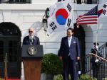 El presidente surcoreano Yoon Suk Yeol y el presidente estadounidense Joe Biden hablan con los medios durante una ceremonia oficial de bienvenida antes de su reuni&oacute;n en la Casa Blanca.