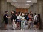 Estudiantes esperan para entrar a realizar las pruebas de acceso a la universidad 2022, a 8 de junio de 2022, en Valladolid, Castilla y León (España).