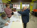 Un vecino vota a primera hora en la mesa electoral de O Perdouro, en Burela, donde se repiten las elecciones municipales por irregularidades en el recuento de mayo, en Lugo (Galicia/Espa&ntilde;a) a 17 de noviembre de 2019.