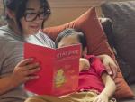 Una madre lee junto a su hijo el libro de Winnie the Pooh sobre tiroteos escolares.