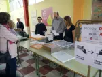 Los componentes de una mesa se preparan para la apertura de un colegio electoral para los comicios de este 28M en Madrid.