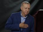 Recep Tayyip Erdogan, votando en la segunda vuelta de las elecciones turcas.