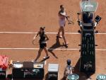 La ucraniana Marta Kostyuk se dirige a su asiento sin saludar a la bielorrusa Aryna Sabalenka este domingo en Roland Garros.