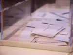 Papeletas dentro de la urna de votaciones, a 28 de mayo de 2023, en Sevilla.