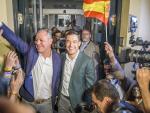 El candidato del PP en Sevilla, Jos&eacute; Luis Sanz, junto al presidente de la Junta, Juanma Moreno.