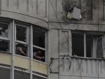 Investigadores rusos trabajan en un apartamento da&ntilde;ado de un edificio residencial tras el ataque con drones en Mosc&uacute;.