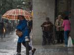 Una mujer con paraguas bajo la lluvia, a 29 de mayo de 2023, en Madrid.