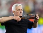 Mourinho se quita la medalla de subcampe&oacute;n de la Europa League.