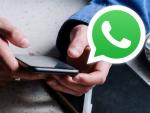 El mensaje bloquea la app de WhatsApp y, para resolver el problema, se debe reiniciar el dispositivo.