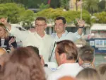 El l&iacute;der del PP, Alberto N&uacute;&ntilde;ez Feij&oacute;o, y el del PP-A, Juanma Moreno, en la Junta Directiva Regional del partido, en Sevilla.