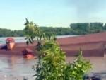 Vídeo que muestra como una casa pasa flotando arrastrada por la crecida del río Dniéper, tras la voladura de la presa de Kajovka. Mientras unos solados rusos en la orilla se ríen de la dramática escena.