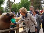 El Alcalde de Madrid, Jos&eacute; Luis Mart&iacute;nez-Almeida, y la Reina Sof&iacute;a acarician a un le&oacute;n marino durante su visita al Zoo Aquiarium de la capital
