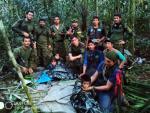 Fotograf&iacute;a cedida por las Fuerzas Militares de Colombia que muestra a soldados e ind&iacute;genas junto a los ni&ntilde;os rescatados tras 40 d&iacute;as en la selva.