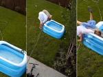 Imágenes del vídeo en el que dos mujeres tratan de vaciar una bañera hinchable.