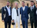 Borja Iglesias y Aitor Ruibal junto a V&iacute;ctor Ruiz, V&iacute;ctor Camarasa y Juanmi en una boda.