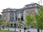 El Prado es uno de los museos más visitados del mundo gracias a su impresionante colección de cuadros de Velázquez, Goya o Rubens entre otros maestros. Otros sitios famosos son el Parque del Retiro o la Plaza Mayor.
