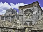 Cuna de Santa Teresa de Jesús, esta “ciudad de santos y piedras” fue fundada en el siglo XI para proteger los territorios castellanos contra los musulmanes. Sus murallas, con 82 torres semicirculares y nueve puertas monumentales, son las más completas de España.