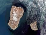 Vista satélite de las islas Diómedes (a la izquierda Diómedes Mayor y a la derecha Diómedes Menor).
