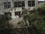Un soldado ucraniano toma posiciones en una localidad reconquistada.