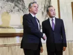 El secretario de Estado estadounidense Antony Blinken (izq.) estrecha la mano del director de la Oficina de la Comisión Central de Asuntos Exteriores de China, Wang Yi, en la Casa de Huéspedes del Estado Diaoyutai en Pekín