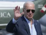 El presidente Joe Biden saluda mientras se dirige a bordo del Air Force One en la Base Aérea de Dover, Delaware, el lunes 19 de junio de 2023, mientras se dirige a California. Biden está intensificando sus esfuerzos de reelección esta semana con cuatro actos de recaudación de fondos en la zona de San Francisco