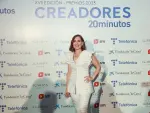 Boticaria García, con un traje de Laura Bernal, en el photocall de los Premios Creadores, de 20minutos.es.