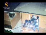 Detenido un varón por lanzar una televisión, una bombona de butano y un cazo con agua hirviendo y lejía a la Guardia Civil