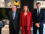 La alcaldesa de Valencia, este martes, con los representantes de AVE en el Ayuntamiento.