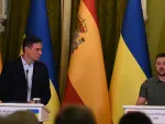 El presidente del Gobierno, Pedro S&aacute;nchez, y el de Ucrania, Volodimir Zelenski, en una rueda de prensa conjunta tras una reuni&oacute;n en Kiev.
